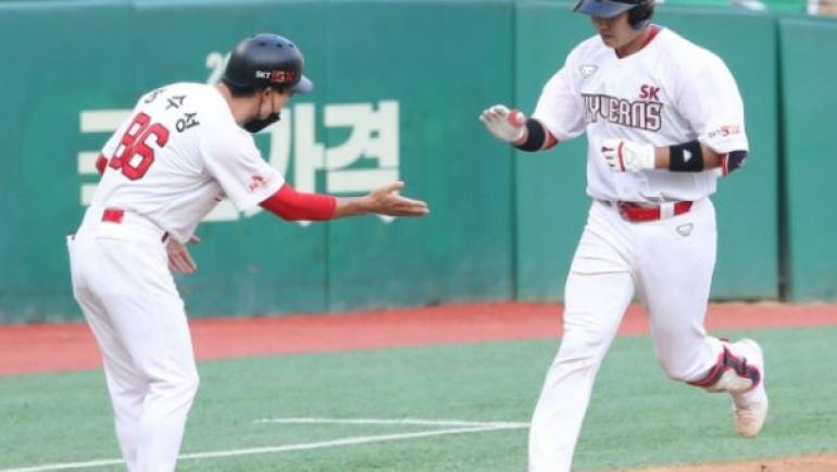SK 이흥련, 트레이드 후 2경기 연속 홈런… 이적 효과 톡톡